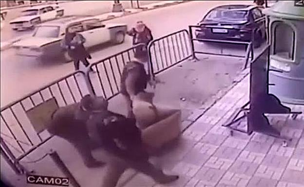 Un policía salva a un niño que cayó desde un tercer piso